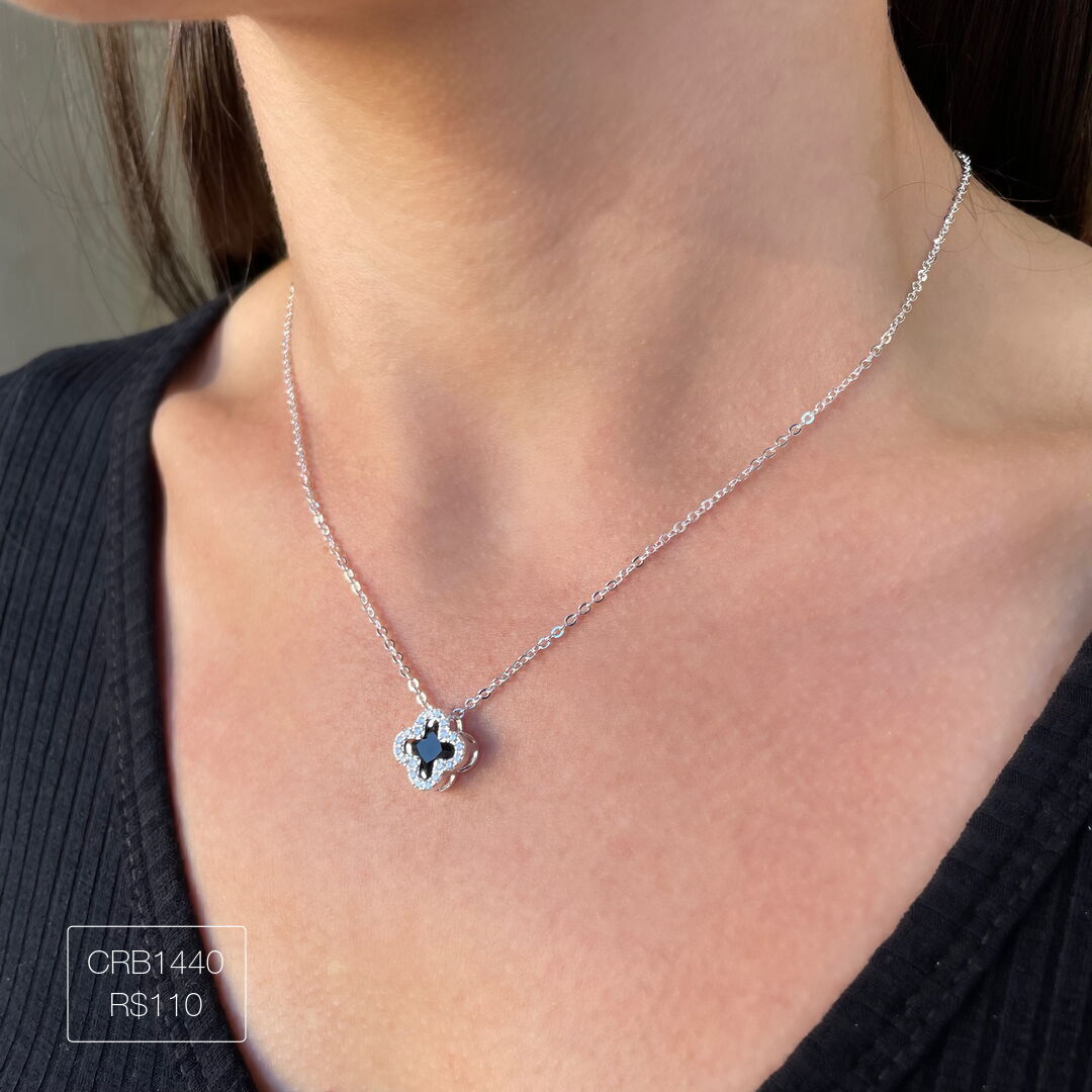 Colar de Trevo Vidro Preto Cravejado Cristal Prateado